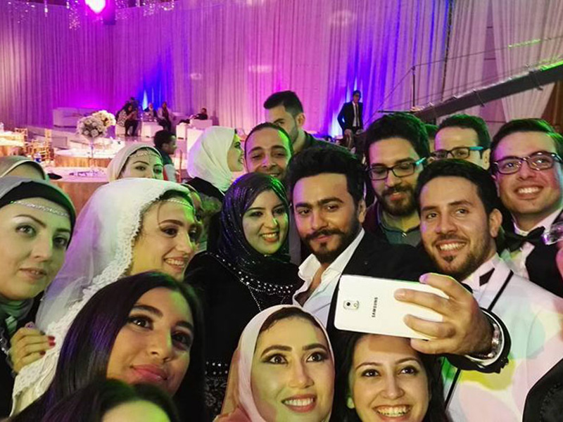 اضغط لمشاهدة الفيديو: تامر حسني يهرب من حضن معجبة في حفله بالكويت